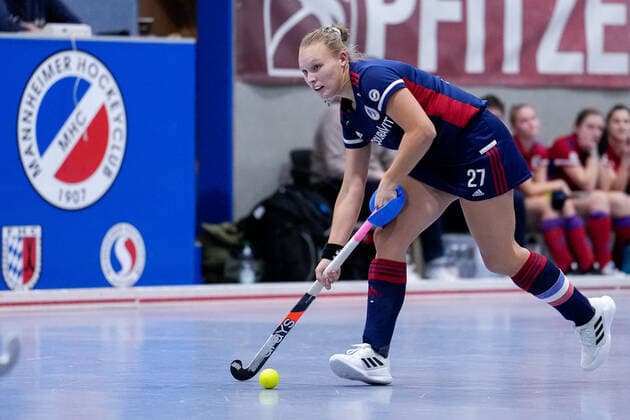 Stine Kurz (MHC, 27), am Ball, Freisteller, Ganzkörper, Einzelbild, Einzelfoto, Aktion, Action, 03.12.2022, Mannheim (Deutschland), Hallenhockey, 1. Bundesliga Süd, Damen, Mannheimer HC - Feudenheimer HC