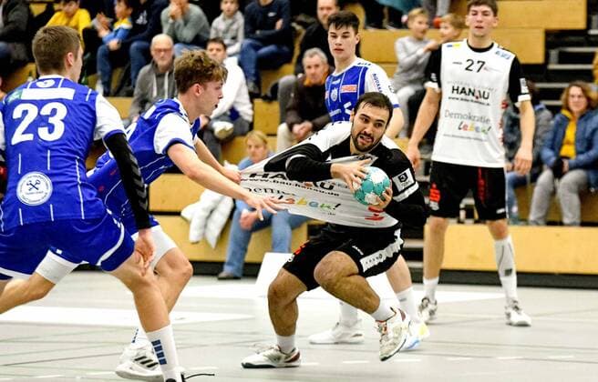 Sport Themen der Woche KW48 Sport Bilder des Tages 03.12.2022, xpsx, Handball 3.Liga, HSG Hanau - VfL Gummersbach II v.l. Finn Schroven (VfL), David Rivic (HSG) Hanau Hessen Deutschland (DEU) *** 03 12 2022, xpsx, handball 3 league, HSG Hanau VfL Gummersbach II v l Finn Schroven VfL , David Rivic HSG Hanau Hesse Germany DEU