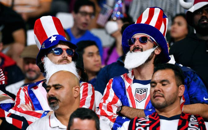 Fussball, Weltmeisterschaft, 2022, Herren, Qatar, 1. Achtelfinale, Khalifa International Stadium: Niederlande - USA 3:1; Fans USA. Fan, Fans, Fankultur, Begeisterung. FIFA REGULATIONS PROHIBIT ANY USE OF PHOTOGRAPHS AS IMAGE SEQUENCES AND OR QUASI-VIDEO *** Football, World Cup, 2022, Men, Qatar, 1 Round of 16, Khalifa International Stadium Netherlands USA 3 1 Fans USA Fan, Fans, Fan Culture, Enthusiasm FIFA REGULATES PROHIBIT ANY USE OF PHOTOGRAPHS AS IMAGE SEQUENCES AND OR QUASI VIDEO