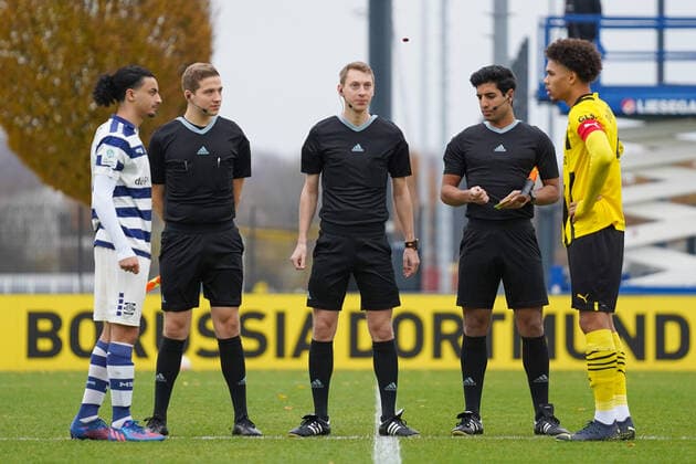 Sonntag, 04.12.2022 Saison 2022 2023 11. Spieltag A-Junioren-Bundesliga, U19-Bundesliga im BVB Fußballpark Hohenbuschei, Dortmund, Germany. BV Borussia Dortmund U19 - MSV Duisburg U19. Hamza Anhari, Pharrell Nnamdi Collins (Borussia Dortmund U19 4)