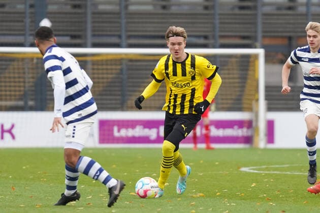 Sonntag, 04.12.2022 Saison 2022 2023 11. Spieltag A-Junioren-Bundesliga, U19-Bundesliga im BVB Fußballpark Hohenbuschei, Dortmund, Germany. BV Borussia Dortmund U19 - MSV Duisburg U19. Julian Rijkhoff (Borussia Dortmund U19 9)