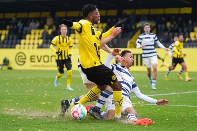 Sonntag, 04.12.2022 Saison 2022 2023 11. Spieltag A-Junioren-Bundesliga, U19-Bundesliga im BVB Fußballpark Hohenbuschei, Dortmund, Germany. BV Borussia Dortmund U19 - MSV Duisburg U19. Faroukou Kayode Cisse (Borussia Dortmund U19 6)