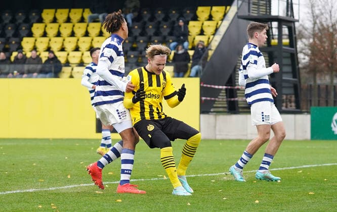 Sonntag, 04.12.2022 Saison 2022 2023 11. Spieltag A-Junioren-Bundesliga, U19-Bundesliga im BVB Fußballpark Hohenbuschei, Dortmund, Germany. BV Borussia Dortmund U19 - MSV Duisburg U19. Julian Rijkhoff (Borussia Dortmund U19 9)