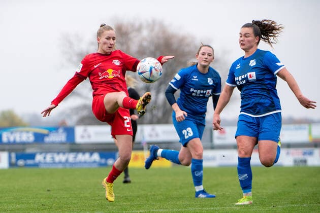 Sport Themen der Woche KW48 Marlene Mueller (RB Leipzig, 27) im Zweikampf mit Amelie Bohnen (SC Sand, 05), GER, SC Sand vs. RB Leipzig, Fussball Frauen 2. Bundesliga, 10. Spieltag, Spielzeit 2022 2023, 04.12.2022 GER, SC Sand vs. RB Leipzig, Fussball Frauen 2. Bundesliga, 10. Spieltag, Spielzeit 2022 2023, 04.12.2022 Sand *** Marlene Mueller RB Leipzig, 27 in duel with Amelie Bohnen SC Sand, 05 , GER, SC Sand vs RB Leipzig, Football Women 2 Bundesliga, 10 Matchday, Season 2022 2023, 04 12 2022 GER, SC Sand vs RB Leipzig, Football Women 2 Bundesliga, 10 Matchday, Season 2022 2023, 04 12 2022 Sand Copyright: xEibner Memmlerx EP_MMR