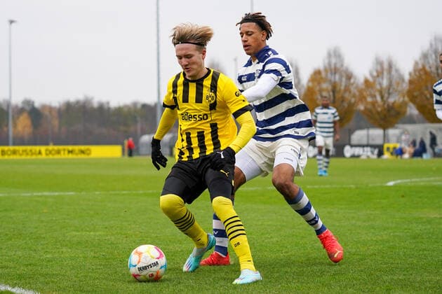 Sonntag, 04.12.2022 Saison 2022 2023 11. Spieltag A-Junioren-Bundesliga, U19-Bundesliga im BVB Fußballpark Hohenbuschei, Dortmund, Germany. BV Borussia Dortmund U19 - MSV Duisburg U19. Julian Rijkhoff (Borussia Dortmund U19 9)