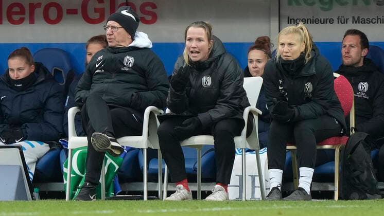 04.12.2022, Hänsch-Arena, Meppen, GER, Frauen-Bundesliga: SV Meppen vs 1. FC Köln, Meppens Trainerbank mit Carin Bakhuis (Trainerin SV Meppen) in der Mitte DFL REGULATIONS PROHIBIT ANY USE OF PHOTOGRAPHS AS IMAGE SEQUENCES AND OR QUASI-VIDEO. Meppen Niedersachsen Deutschland Hänsch-Arena