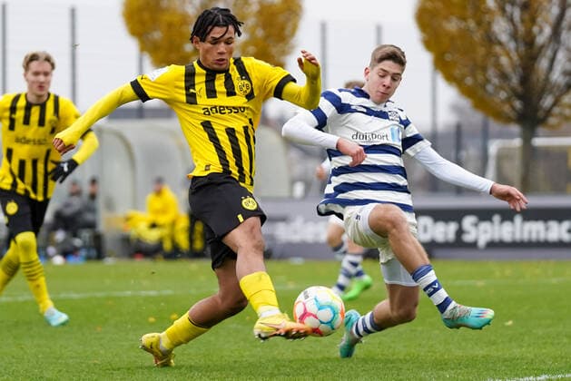 Sonntag, 04.12.2022 Saison 2022 2023 11. Spieltag A-Junioren-Bundesliga, U19-Bundesliga im BVB Fußballpark Hohenbuschei, Dortmund, Germany. BV Borussia Dortmund U19 - MSV Duisburg U19. Paris Josua Brunner (Borussia Dortmund U19 19)