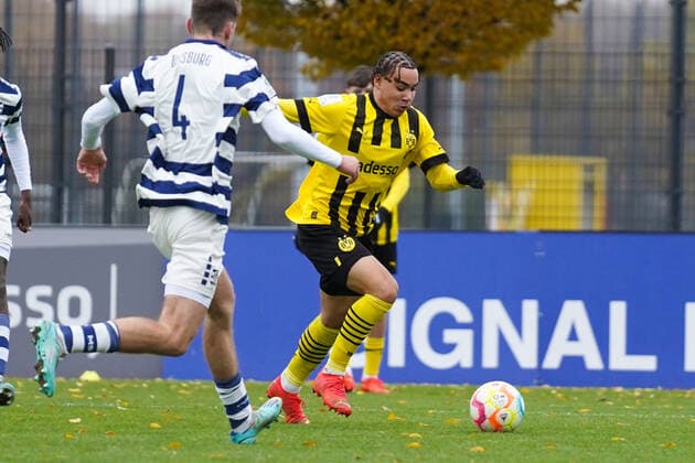 Sonntag, 04.12.2022 Saison 2022 2023 11. Spieltag A-Junioren-Bundesliga, U19-Bundesliga im BVB Fußballpark Hohenbuschei, Dortmund, Germany. BV Borussia Dortmund U19 - MSV Duisburg U19. Rafael Lubach (Borussia Dortmund U19 15)