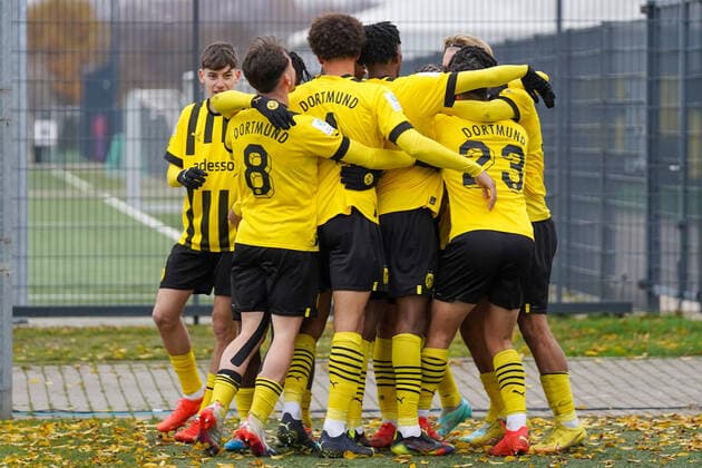 Sonntag, 04.12.2022 Saison 2022 2023 11. Spieltag A-Junioren-Bundesliga, U19-Bundesliga im BVB Fußballpark Hohenbuschei, Dortmund, Germany. BV Borussia Dortmund U19 - MSV Duisburg U19. Torjubel zum 1:0 durch Rafael Lubach (Borussia Dortmund U19 15).