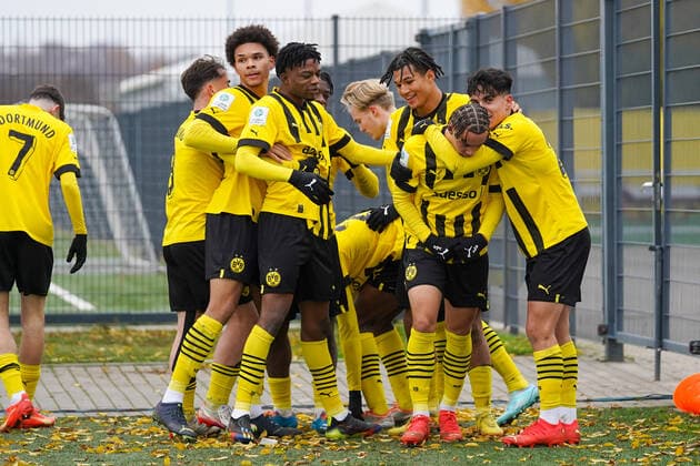 Sonntag, 04.12.2022 Saison 2022 2023 11. Spieltag A-Junioren-Bundesliga, U19-Bundesliga im BVB Fußballpark Hohenbuschei, Dortmund, Germany. BV Borussia Dortmund U19 - MSV Duisburg U19. Torjubel zum 1:0 durch Rafael Lubach (Borussia Dortmund U19 15).
