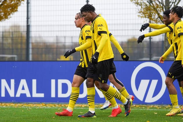 Sonntag, 04.12.2022 Saison 2022 2023 11. Spieltag A-Junioren-Bundesliga, U19-Bundesliga im BVB Fußballpark Hohenbuschei, Dortmund, Germany. BV Borussia Dortmund U19 - MSV Duisburg U19. Rafael Lubach (Borussia Dortmund U19 15), Faroukou Kayode Cisse (Borussia Dortmund U19 6)
