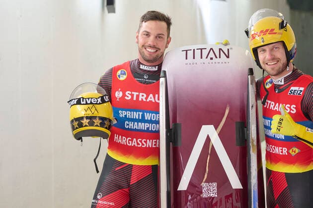 Innsbruck, Österreich 04. Dezember 2022: Rennrodeln - 2022 2023 - Innsbruck - Eberspächer Luge World Cup Tobias WENDL Tobias ARLT (GER) lächelnd im Zielbereich Olympia Eiskanal Igls Südtirol *** Innsbruck, Austria 04 December 2022 Luge 2022 2023 Innsbruck Eberspächer Luge World Cup Tobias WENDL Tobias ARLT GER smiling at the finish line Olympia Eiskanal Igls South Tyrol Copyright: xFotostandx xWassmuthx