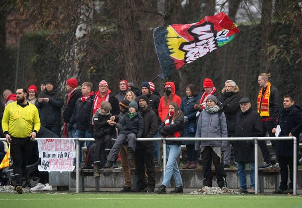 Fussball, Frauen, Saison 2022 2023, Regionalliga Nordost (12. Spieltag), SV Blau-Weiss Hohen Neuendorf - 1. FC Union Berlin, Fans von Union, 04.12. 2022, Copyright: xSebastianxRäppold MatthiasxKochx