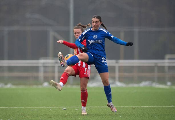 Fussball, Frauen, Saison 2022 2023, Regionalliga Nordost (12. Spieltag), SV Blau-Weiss Hohen Neuendorf - 1. FC Union Berlin, v. l. Lisa Heiseler (1. FC Union Berlin), Jette Hörbe (Hohen Neuendorf), 04.12. 2022, Copyright: xSebastianxRäppold MatthiasxKochx