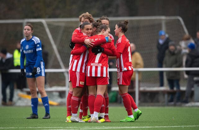Fussball, Frauen, Saison 2022 2023, Regionalliga Nordost (12. Spieltag), SV Blau-Weiss Hohen Neuendorf - 1. FC Union Berlin, Union jubelt nach Tor zum 0:1 durch Elisa Spolaczyk (1. FC Union Berlin), 04.12. 2022, Copyright: xSebastianxRäppold MatthiasxKochx