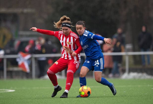 Fussball, Frauen, Saison 2022 2023, Regionalliga Nordost (12. Spieltag), SV Blau-Weiss Hohen Neuendorf - 1. FC Union Berlin, v. l. Luca Marie Scheel (1. FC Union Berlin), Chaima Labidi (Hohen Neuendorf), 04.12. 2022, Copyright: xSebastianxRäppold MatthiasxKochx