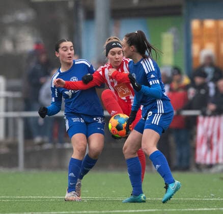 Fussball, Frauen, Saison 2022 2023, Regionalliga Nordost (12. Spieltag), SV Blau-Weiss Hohen Neuendorf - 1. FC Union Berlin, v. l. Jette Hörbe (Hohen Neuendorf), Luca Marie Scheel (1. FC Union Berlin), Gerda Varamann (Hohen Neuendorf), 04.12. 2022, Copyright: xSebastianxRäppold MatthiasxKochx