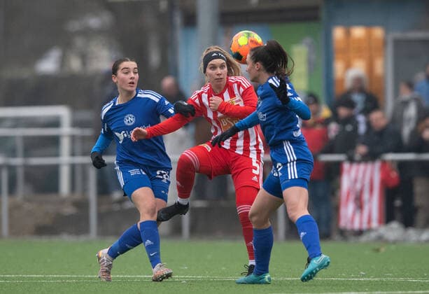 Fussball, Frauen, Saison 2022 2023, Regionalliga Nordost (12. Spieltag), SV Blau-Weiss Hohen Neuendorf - 1. FC Union Berlin, v. l. Jette Hörbe (Hohen Neuendorf), Luca Marie Scheel (1. FC Union Berlin), Gerda Varamann (Hohen Neuendorf), 04.12. 2022, Copyright: xSebastianxRäppold MatthiasxKochx