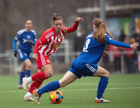 Fussball, Frauen, Saison 2022 2023, Regionalliga Nordost (12. Spieltag), SV Blau-Weiss Hohen Neuendorf - 1. FC Union Berlin, v. l. Lisa Heiseler (1. FC Union Berlin), Luisa Buchwalder (Hohen Neuendorf), 04.12. 2022, Copyright: xSebastianxRäppold MatthiasxKochx