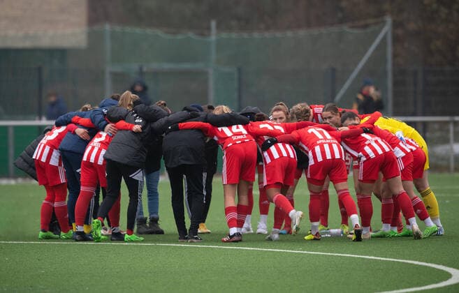 Fussball, Frauen, Saison 2022 2023, Regionalliga Nordost (12. Spieltag), SV Blau-Weiss Hohen Neuendorf - 1. FC Union Berlin, Union vor dem Spiel, 04.12. 2022, Copyright: xSebastianxRäppold MatthiasxKochx
