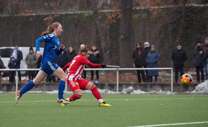 Fussball, Frauen, Saison 2022 2023, Regionalliga Nordost (12. Spieltag), SV Blau-Weiss Hohen Neuendorf - 1. FC Union Berlin, v. l. Elisa Spolaczyk (1. FC Union Berlin) erzielt das Tor zum 0:1 gegen Luisa Buchwalder (Hohen Neuendorf), 04.12. 2022, Copyright: xSebastianxRäppold MatthiasxKochx
