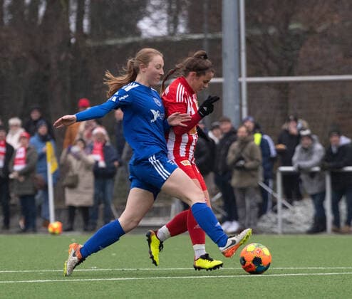 Fussball, Frauen, Saison 2022 2023, Regionalliga Nordost (12. Spieltag), SV Blau-Weiss Hohen Neuendorf - 1. FC Union Berlin, v. l. Luisa Buchwalder (Hohen Neuendorf), Elisa Spolaczyk (1. FC Union Berlin), 04.12. 2022, Copyright: xSebastianxRäppold MatthiasxKochx