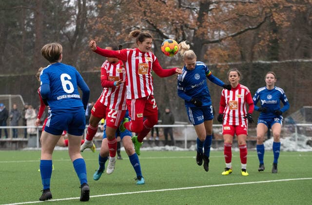 Fussball, Frauen, Saison 2022 2023, Regionalliga Nordost (12. Spieltag), SV Blau-Weiss Hohen Neuendorf - 1. FC Union Berlin, v. l. Karolin Urbanski (Hohen Neuendorf), Lina Krauss (1. FC Union Berlin), Luise Wildner (1. FC Union Berlin), Sarah Kollek (Hohen Neuendorf), Elisa Spolaczyk (1. FC Union Berlin), h, 04.12. 2022, Copyright: xSebastianxRäppold MatthiasxKochx