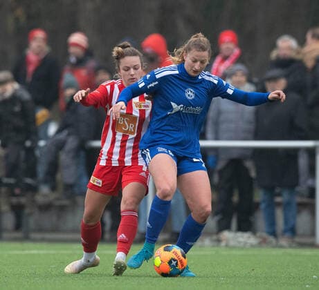 Fussball, Frauen, Saison 2022 2023, Regionalliga Nordost (12. Spieltag), SV Blau-Weiss Hohen Neuendorf - 1. FC Union Berlin, v. l. Lisa Heiseler (1. FC Union Berlin), Hannah Thole (Hohen Neuendorf), 04.12. 2022, Copyright: xSebastianxRäppold MatthiasxKochx