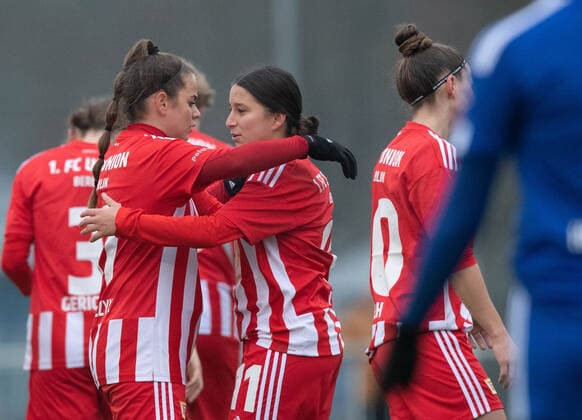 Fussball, Frauen, Saison 2022 2023, Regionalliga Nordost (12. Spieltag), SV Blau-Weiss Hohen Neuendorf - 1. FC Union Berlin, v. l. Elisa Spolaczyk (1. FC Union Berlin), Nour Youssef (1. FC Union Berlin), Latoya Maxime Bach (1. FC Union Berlin), Jubel nach Tor zum 0:2, rechts Karolin Urbanski (Hohen Neuendorf), 04.12. 2022, Copyright: xSebastianxRäppold MatthiasxKochx