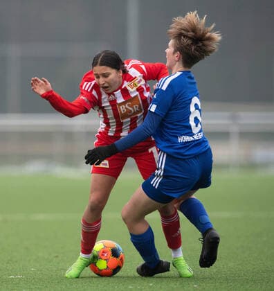 Fussball, Frauen, Saison 2022 2023, Regionalliga Nordost (12. Spieltag), SV Blau-Weiss Hohen Neuendorf - 1. FC Union Berlin, v. l. Nour Youssef (1. FC Union Berlin), Karolin Urbanski (Hohen Neuendorf), 04.12. 2022, Copyright: xSebastianxRäppold MatthiasxKochx
