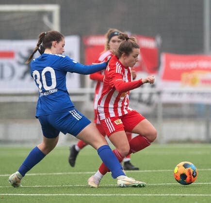 Fussball, Frauen, Saison 2022 2023, Regionalliga Nordost (12. Spieltag), SV Blau-Weiss Hohen Neuendorf - 1. FC Union Berlin, v. l. Annika Sierig (Hohen Neuendorf), Lisa Heiseler (1. FC Union Berlin), 04.12. 2022, Copyright: xSebastianxRäppold MatthiasxKochx