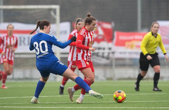 Fussball, Frauen, Saison 2022 2023, Regionalliga Nordost (12. Spieltag), SV Blau-Weiss Hohen Neuendorf - 1. FC Union Berlin, v. l. Annika Sierig (Hohen Neuendorf), Lisa Heiseler (1. FC Union Berlin), 04.12. 2022, Copyright: xSebastianxRäppold MatthiasxKochx
