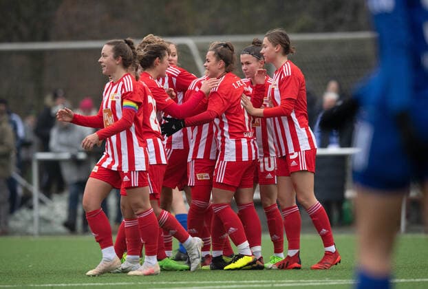 Fussball, Frauen, Saison 2022 2023, Regionalliga Nordost (12. Spieltag), SV Blau-Weiss Hohen Neuendorf - 1. FC Union Berlin, Union jubelt nach Tor zum 0:1 durch Elisa Spolaczyk (1. FC Union Berlin), 04.12. 2022, Copyright: xSebastianxRäppold MatthiasxKochx