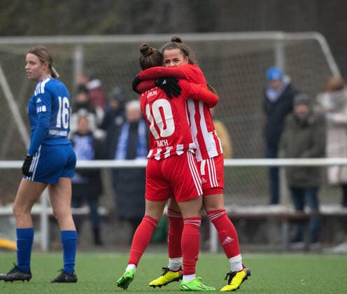 Fussball, Frauen, Saison 2022 2023, Regionalliga Nordost (12. Spieltag), SV Blau-Weiss Hohen Neuendorf - 1. FC Union Berlin, v. l. Linda Friedrich (Hohen Neuendorf), Latoya Maxime Bach (1. FC Union Berlin), Elisa Spolaczyk (1. FC Union Berlin), Jubel nach Tor zum 0:1, 04.12. 2022, Copyright: xSebastianxRäppold MatthiasxKochx