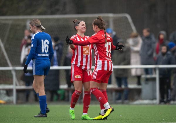 Fussball, Frauen, Saison 2022 2023, Regionalliga Nordost (12. Spieltag), SV Blau-Weiss Hohen Neuendorf - 1. FC Union Berlin, v. l. Linda Friedrich (Hohen Neuendorf), Latoya Maxime Bach (1. FC Union Berlin), Elisa Spolaczyk (1. FC Union Berlin), Jubel nach Tor zum 0:1, 04.12. 2022, Copyright: xSebastianxRäppold MatthiasxKochx