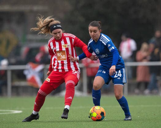 Fussball, Frauen, Saison 2022 2023, Regionalliga Nordost (12. Spieltag), SV Blau-Weiss Hohen Neuendorf - 1. FC Union Berlin, v. l. Luca Marie Scheel (1. FC Union Berlin), Chaima Labidi (Hohen Neuendorf), 04.12. 2022, Copyright: xSebastianxRäppold MatthiasxKochx