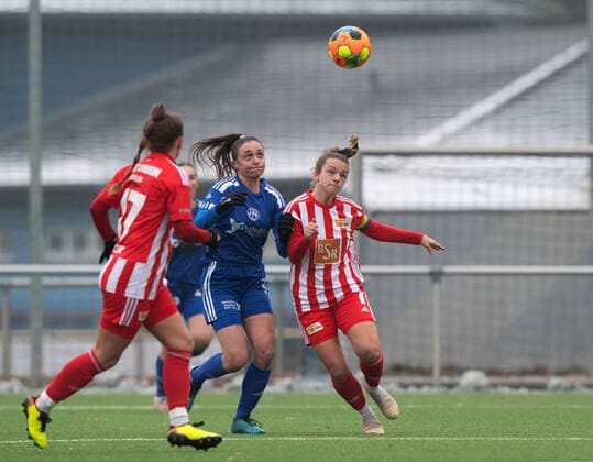 Fussball, Frauen, Saison 2022 2023, Regionalliga Nordost (12. Spieltag), SV Blau-Weiss Hohen Neuendorf - 1. FC Union Berlin, v. l. Elisa Spolaczyk (1. FC Union Berlin), Gerda Varamann (Hohen Neuendorf), Lisa Heiseler (1. FC Union Berlin), 04.12. 2022, Copyright: xSebastianxRäppold MatthiasxKochx