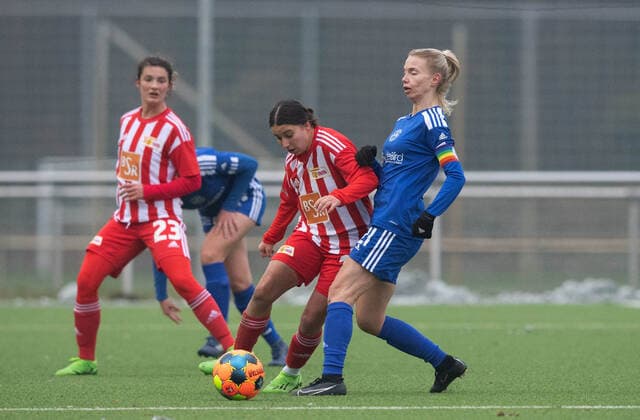 Fussball, Frauen, Saison 2022 2023, Regionalliga Nordost (12. Spieltag), SV Blau-Weiss Hohen Neuendorf - 1. FC Union Berlin, v. l. Luise Wildner (1. FC Union Berlin), Nour Youssef (1. FC Union Berlin), Sarah Kollek (Hohen Neuendorf), 04.12. 2022, Copyright: xSebastianxRäppold MatthiasxKochx