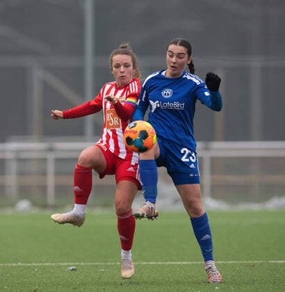 Fussball, Frauen, Saison 2022 2023, Regionalliga Nordost (12. Spieltag), SV Blau-Weiss Hohen Neuendorf - 1. FC Union Berlin, v. l. Lisa Heiseler (1. FC Union Berlin), Jette Hörbe (Hohen Neuendorf), 04.12. 2022, Copyright: xSebastianxRäppold MatthiasxKochx