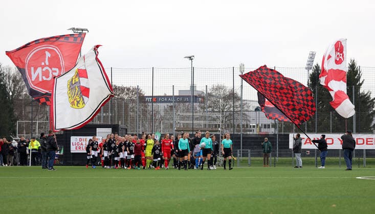 04.12.2022 - Fussball - Saison 2022 2023 - 2. Frauen - Fussball - 2. Bundesliga - 10. Spieltag - 1. FC Nürnberg FCN ( Club ) - FC Ingolstadt 04 FCI - DaMa - Symbolbild Symbolfoto Feature Impression - Mannschaften Teams laufen auf Spielfeld auf - Schwenkfahnen der Clubfan Clubfans FCN-Fans Fans