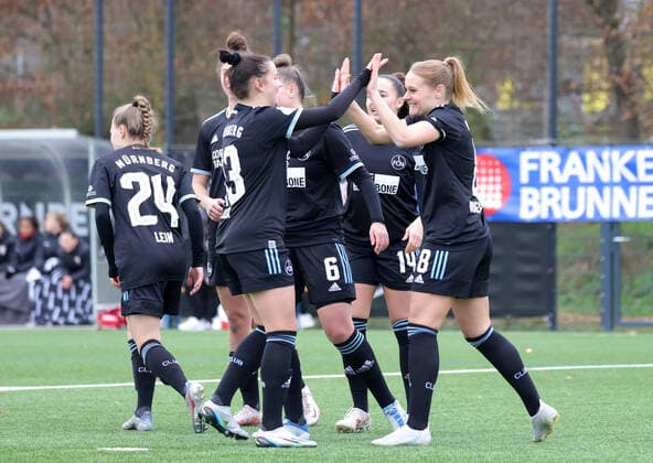 04.12.2022 - Fussball - Saison 2022 2023 - 2. Frauen - Fussball - 2. Bundesliga - 10. Spieltag - 1. FC Nürnberg FCN ( Club ) - FC Ingolstadt 04 FCI - DaMa - Jubel Freude Torjubel nach Tor zum 1:0 - Kerstin Bogenschütz Bogenschuetz (8, 1. FC Nürnberg FCN ) und Mannschaft Team jubelt freut sich - Torschütze: Kerstin Bogenschütz Bogenschuetz (8, 1. FC Nürnberg FCN )