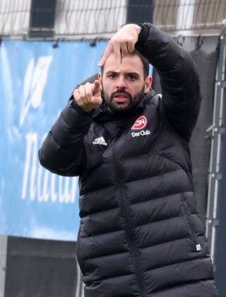 04.12.2022 - Fussball - Saison 2022 2023 - 2. Frauen - Fussball - 2. Bundesliga - 10. Spieltag - 1. FC Nürnberg FCN ( Club ) - FC Ingolstadt 04 FCI - DaMa - Osman Cankaya ( Trainer 1. FC Nürnberg FCN ) zeigt an gestikuliert dirigiert gibt Anweisungen