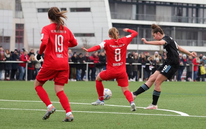 04.12.2022 - Fussball - Saison 2022 2023 - 2. Frauen - Fussball - 2. Bundesliga - 10. Spieltag - 1. FC Nürnberg FCN ( Club ) - FC Ingolstadt 04 FCI - DaMa - Emma Kusch (9, 1. FC Nürnberg FCN ) mit Torschuss