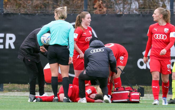 04.12.2022 - Fussball - Saison 2022 2023 - 2. Frauen - Fussball - 2. Bundesliga - 10. Spieltag - 1. FC Nürnberg FCN ( Club ) - FC Ingolstadt 04 FCI - DaMa - Anna Petz (16, FC Ingolstadt 04 FCI ) wird wg Schmerzen Verletzung verletzt behandelt und muss ausgewechselt werden