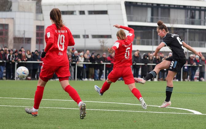 04.12.2022 - Fussball - Saison 2022 2023 - 2. Frauen - Fussball - 2. Bundesliga - 10. Spieltag - 1. FC Nürnberg FCN ( Club ) - FC Ingolstadt 04 FCI - DaMa - Emma Kusch (9, 1. FC Nürnberg FCN ) mit Torschuss