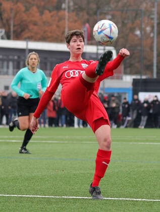 04.12.2022 - Fussball - Saison 2022 2023 - 2. Frauen - Fussball - 2. Bundesliga - 10. Spieltag - 1. FC Nürnberg FCN ( Club ) - FC Ingolstadt 04 FCI - DaMa - Anna Petz (16, FC Ingolstadt 04 FCI ) schlägt Ball weg