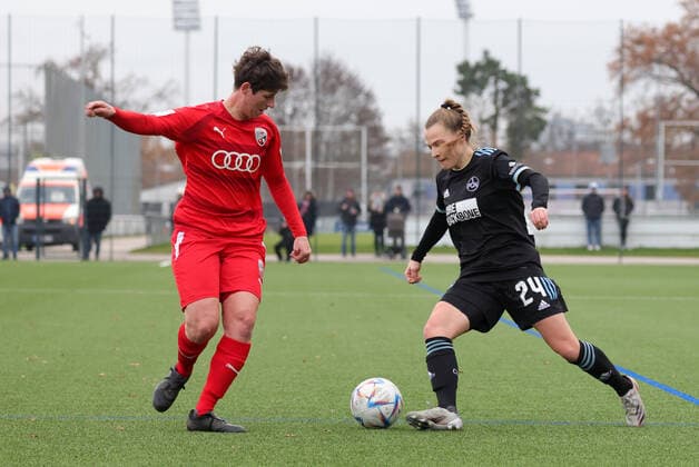 04.12.2022 - Fussball - Saison 2022 2023 - 2. Frauen - Fussball - 2. Bundesliga - 10. Spieltag - 1. FC Nürnberg FCN ( Club ) - FC Ingolstadt 04 FCI - DaMa - Anna Petz (16, FC Ingolstadt 04 FCI ) Nastassja Lein (24, 1. FC Nürnberg FCN )