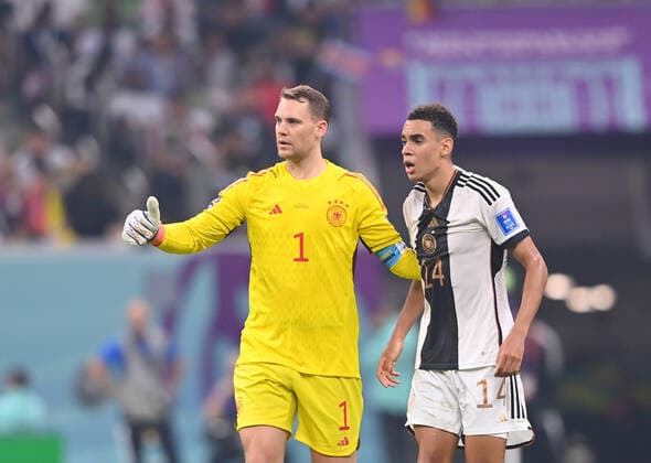 FUSSBALL WM 2022 VORRUNDE GRUPPE E Costa Rica - Deutschland 01.12.2022 Torwart Manuel Neuer (li, Deutschland) mit Jamal Musiala (re, Deutschland) enttaeuscht *** FOOTBALL WORLD CUP 2022 PRE-ROUND GROUP E Costa Rica Germany 01 12 2022 Goalkeeper Manuel Neuer left, Germany with Jamal Musiala right, Germany disappointed