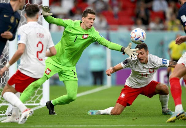 FUSSBALL WM 2022 Achtelfinale Frankreich - Polen 04.12.2022 Torwart Wojciech Szczesny (li) mit Jakub Kiwior (re, Polen) *** FOOTBALL World Cup 2022 Round of 16 France Poland 04 12 2022 Goalkeeper Wojciech Szczesny left with Jakub Kiwior right, Poland
