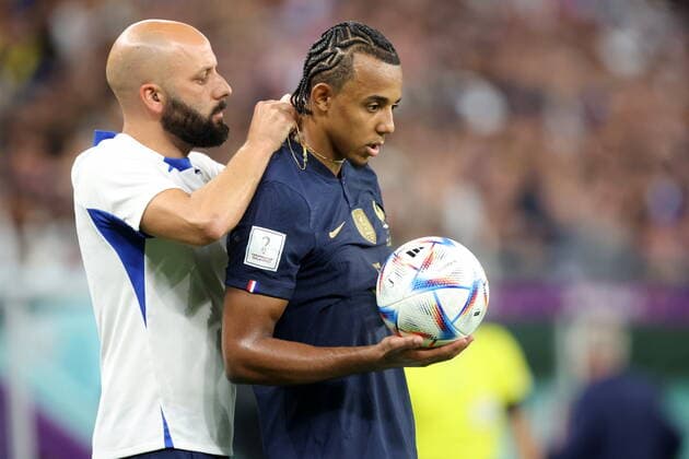 DOHA 04.12.2022 MISTRZOSTWA SWIATA W PILCE NOZNEJ 2022 1 8 FINALU MECZ: FRANCJA - POLSKA --- 2022 FIFA World Cup, WM, Weltmeisterschaft, Fussball ROUND OF SIXTEEN MATCH: FRANCE - POLAND GUILLAUME VASSOUT JULES KOUNDE FOT. PIOTR KUCZA FOTOPYK NEWSPIX.PL --- Newspix.pl POLAND OUT!  221204PYK0135